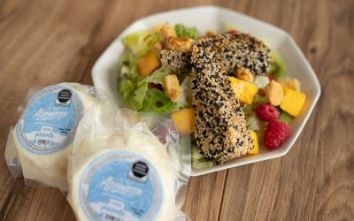 Ensalada De Frutas con Panela en costra de Ajonjolí